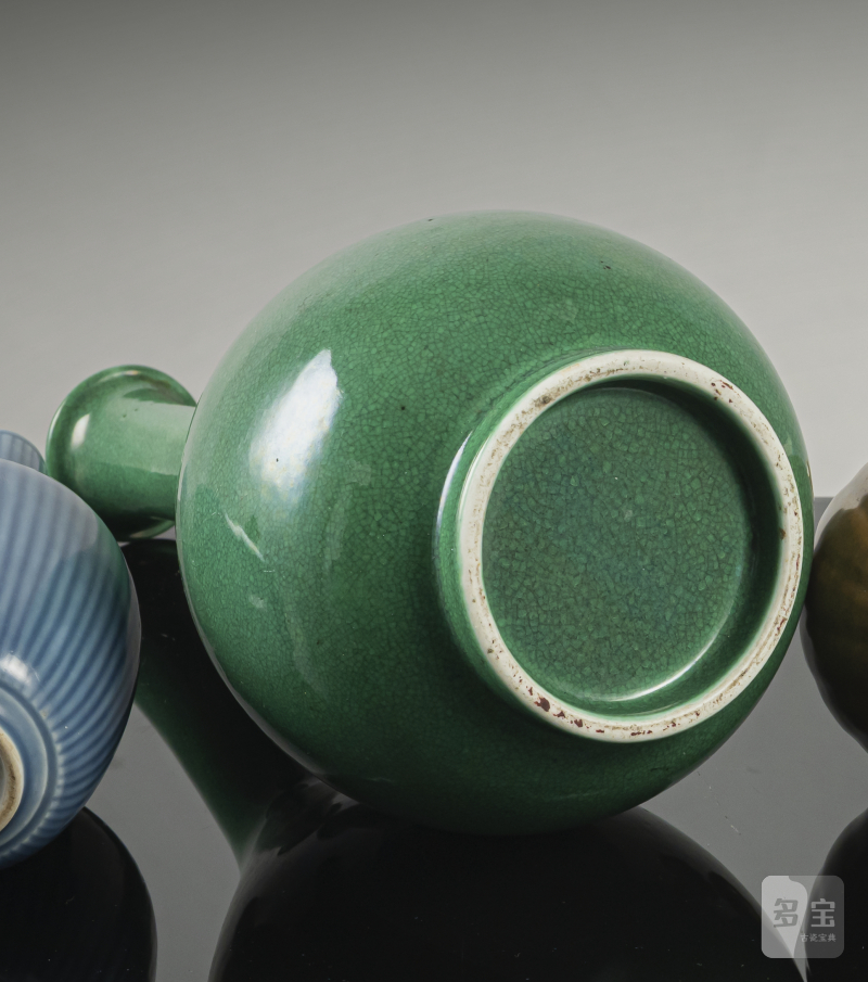 A finely crazed emerald-green glazed porcelain bottle vase with slightly everted mouth - 图3